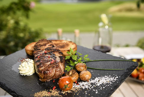 RESTAURANTkranichhaus Speisen Steak mit Kräuterbutter und Grillgemüse